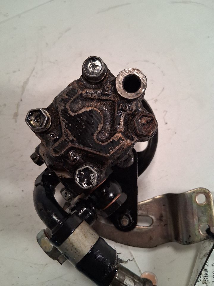 Power Steering Pump from a 2002 Infiniti I35, photo 2