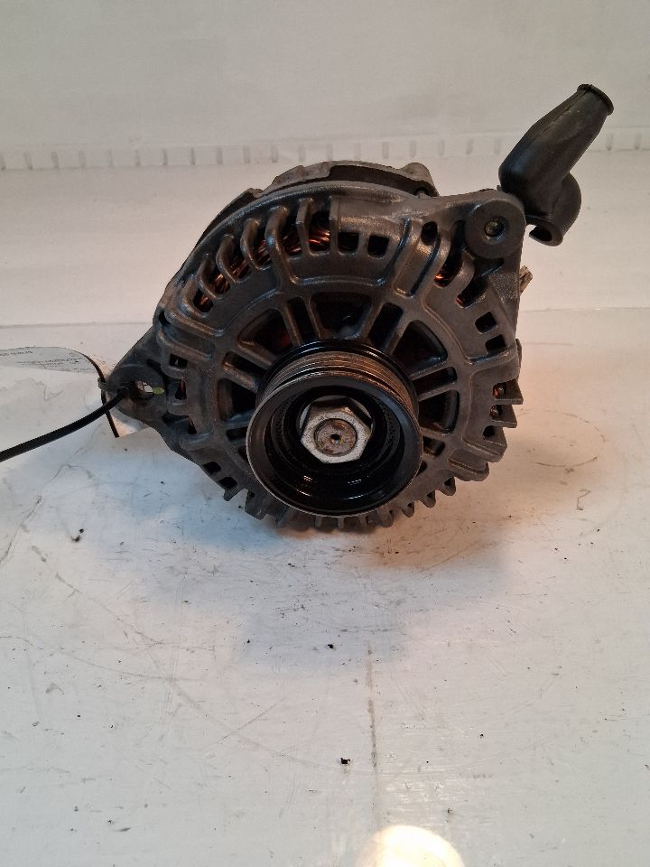 Alternator from a 2002 Infiniti I35, photo 1
