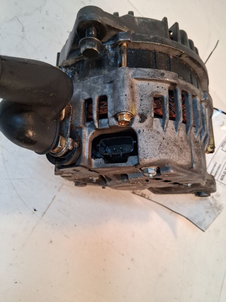 Alternator from a 2002 Infiniti I35, photo 3