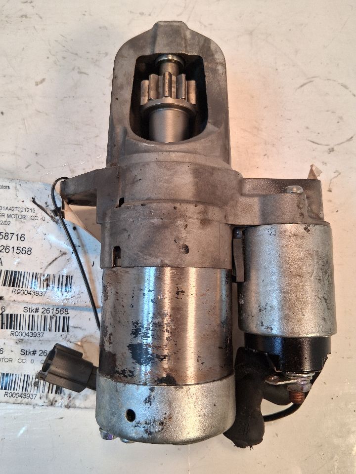 Starter Motor from a 2002 Infiniti I35, photo 1