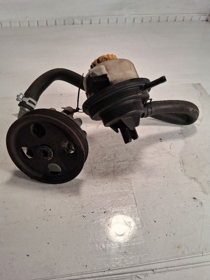 Power Steering Pump from a 2004 Dodge Caravan, photo 1