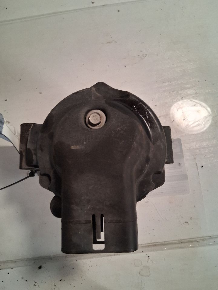 Alternator from a 2006 Ford Focus, photo 2