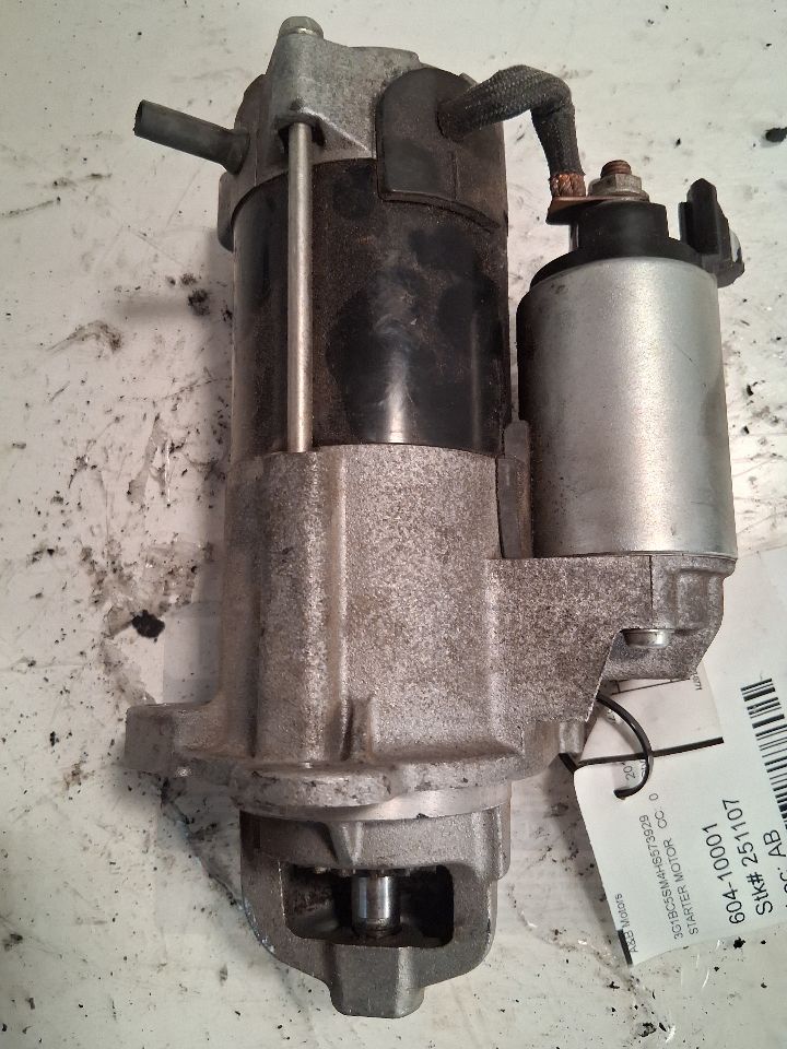 Starter Motor from a 2017 Chevrolet Cruze, photo 1