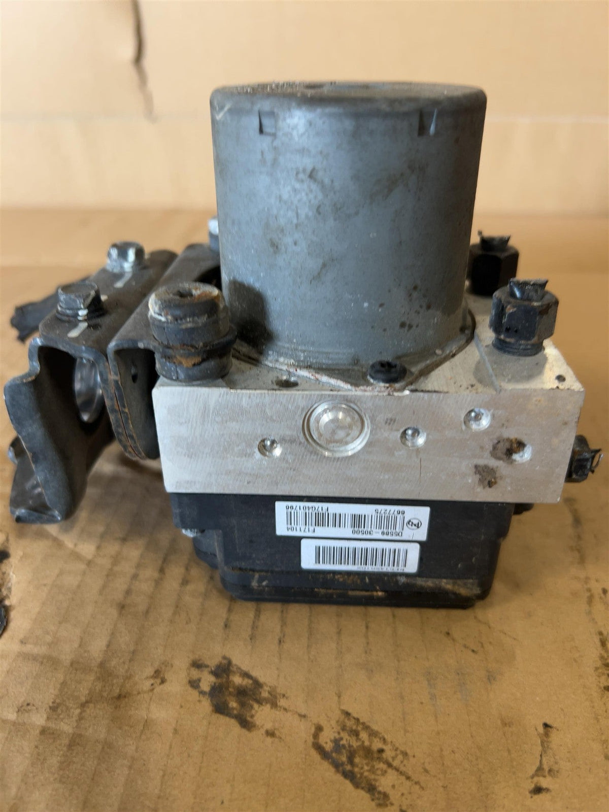 ABS Pump Module from a 2016 Kia Optima, photo 3