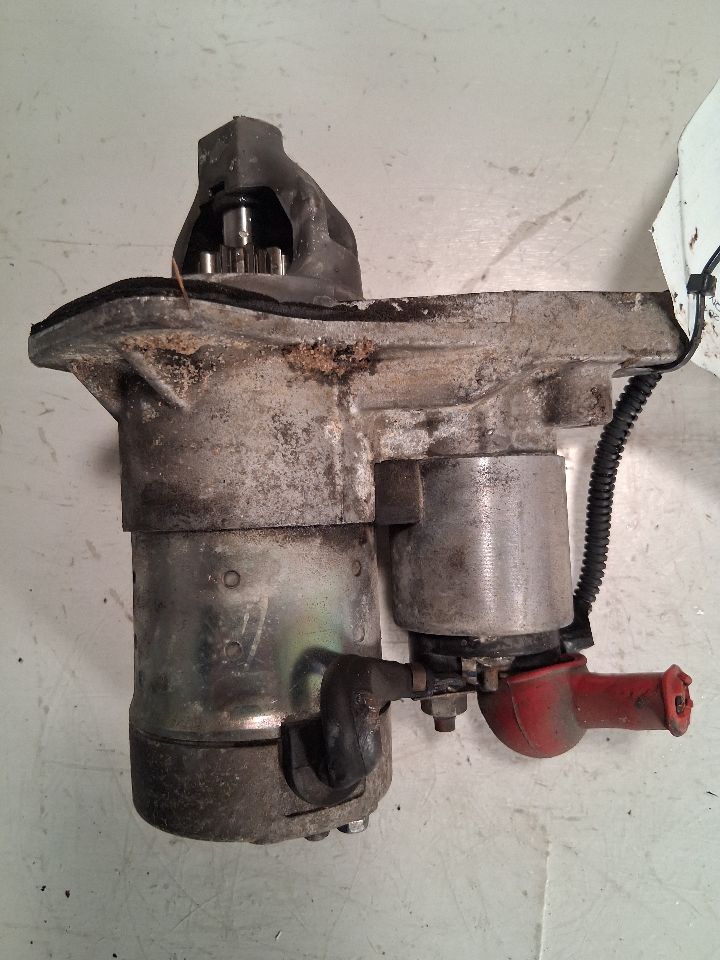 Starter Motor from a 2015 Nissan Versa, photo 3