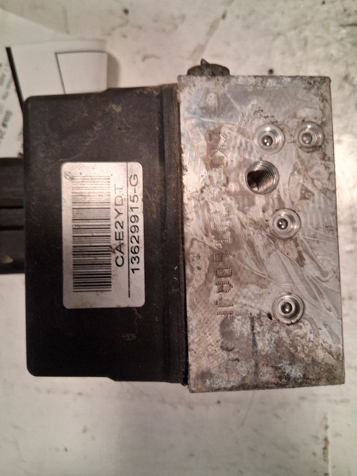 ABS Pump Module from a 2002 Dodge Ram 1500, photo 3