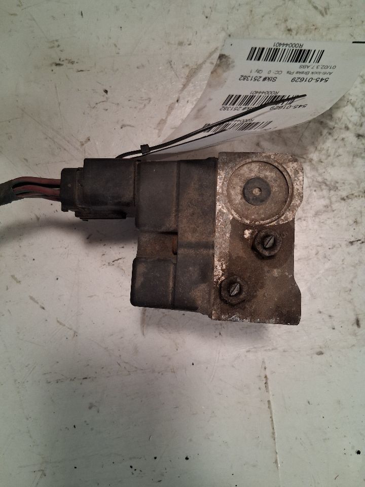 ABS Pump Module from a 2002 Dodge Ram 1500, photo 4