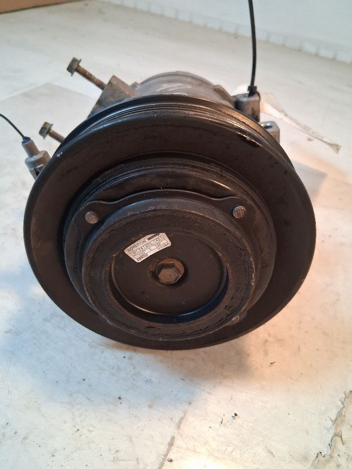AC Compressor from a 2005 Toyota Corolla, photo 2