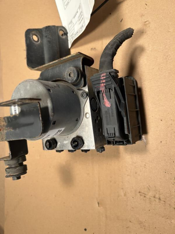 ABS Pump Module from a 2011 Kia Sorento, photo 2