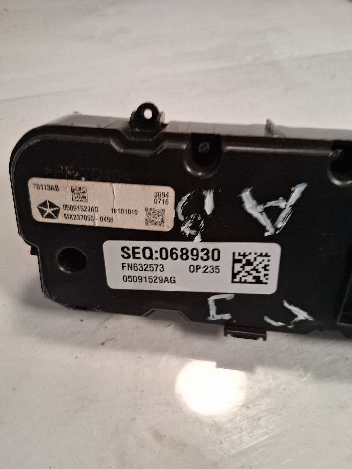 Climate Control Panel from a 2015 Chrysler 200, photo 4
