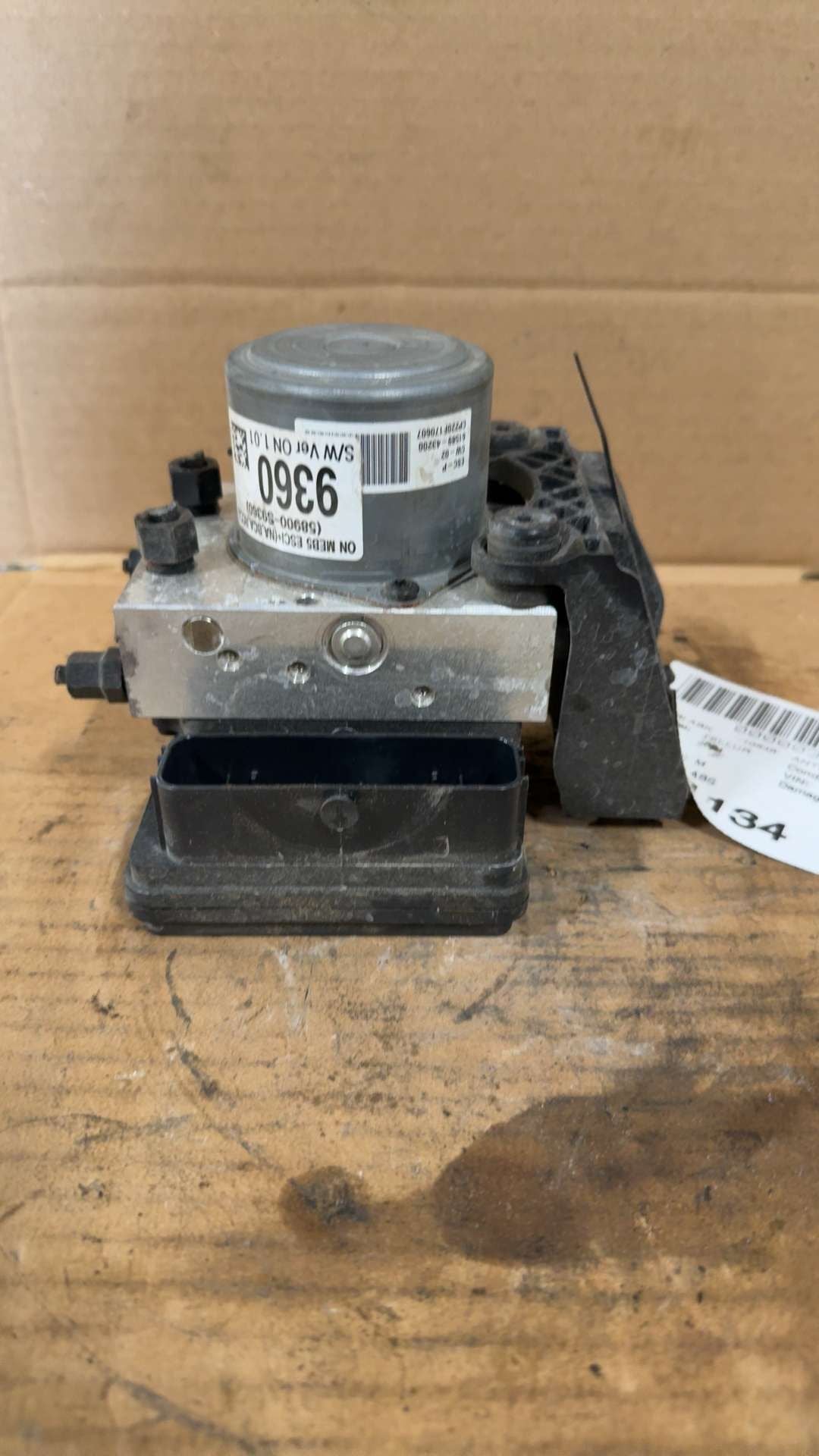 ABS Pump Module from a 2021 Kia Telluride, photo 1