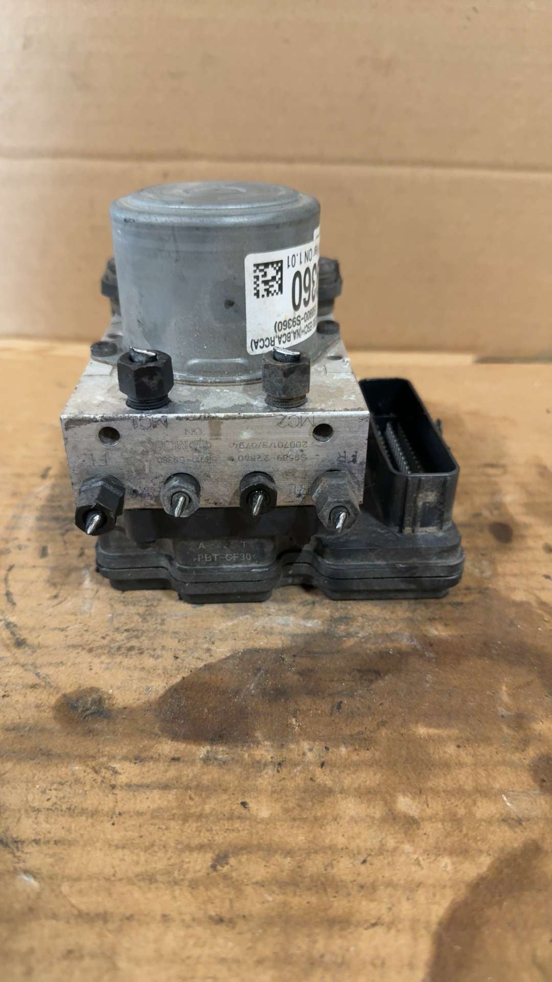 ABS Pump Module from a 2021 Kia Telluride, photo 2