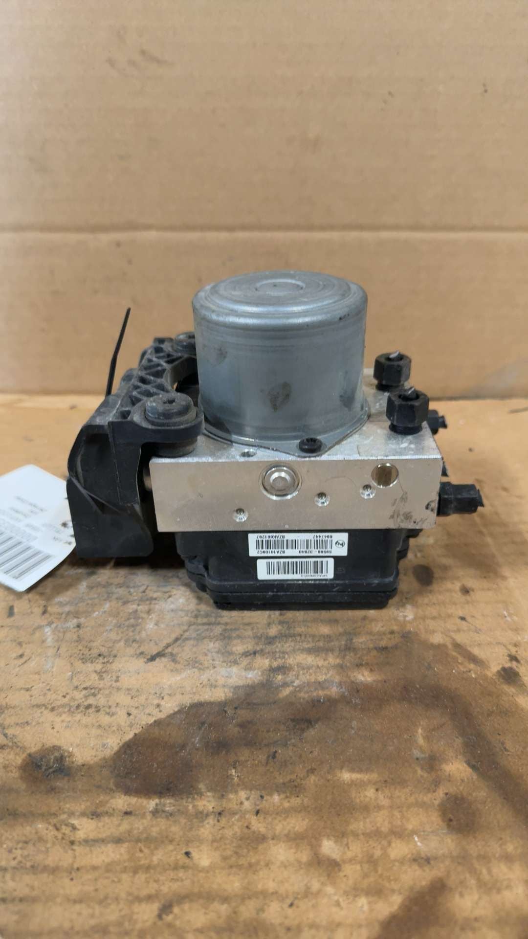 ABS Pump Module from a 2021 Kia Telluride, photo 3
