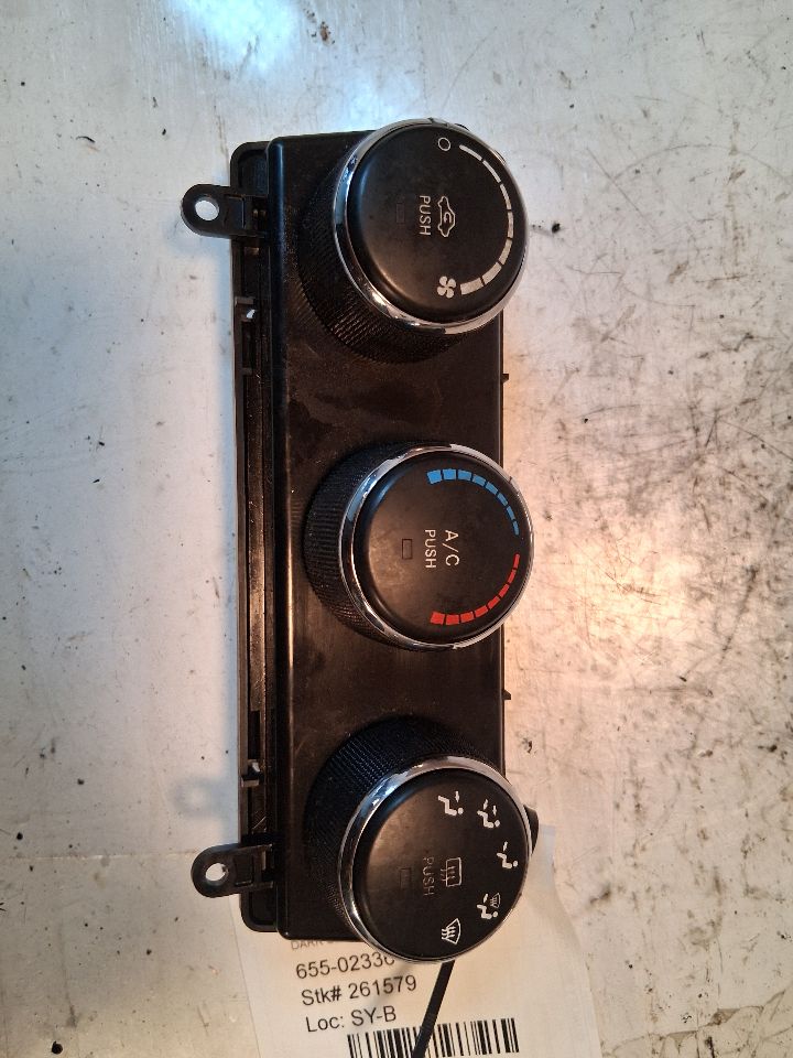Climate Control Panel from a 2016 Jeep Patriot, photo 1