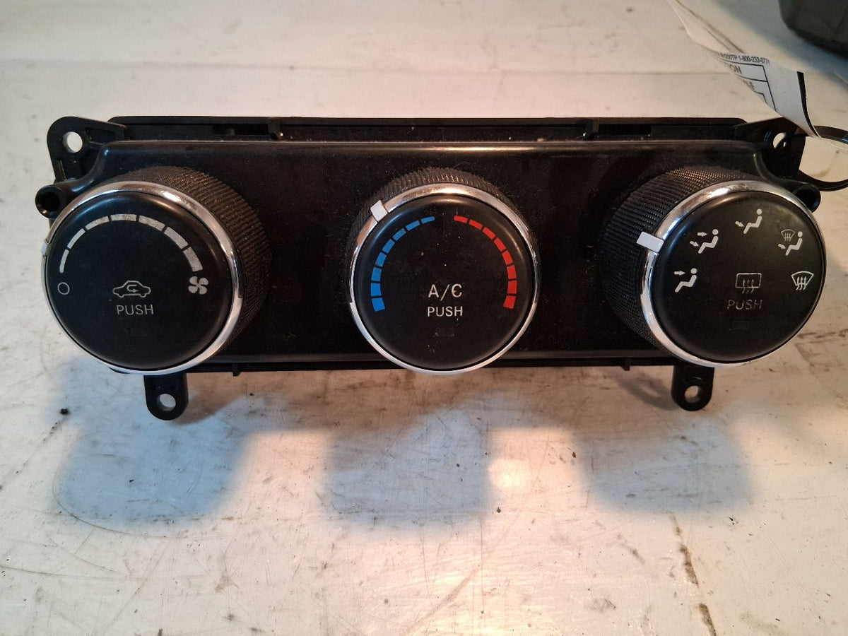 Climate Control Panel from a 2016 Jeep Patriot, photo 4
