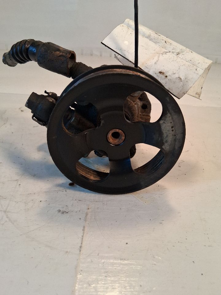 Power Steering Pump from a 2009 Toyota Sienna, photo 1