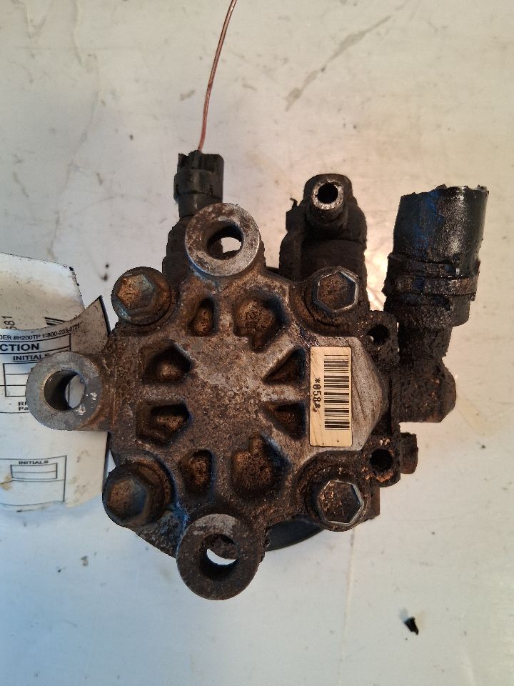 Power Steering Pump from a 2009 Toyota Sienna, photo 2