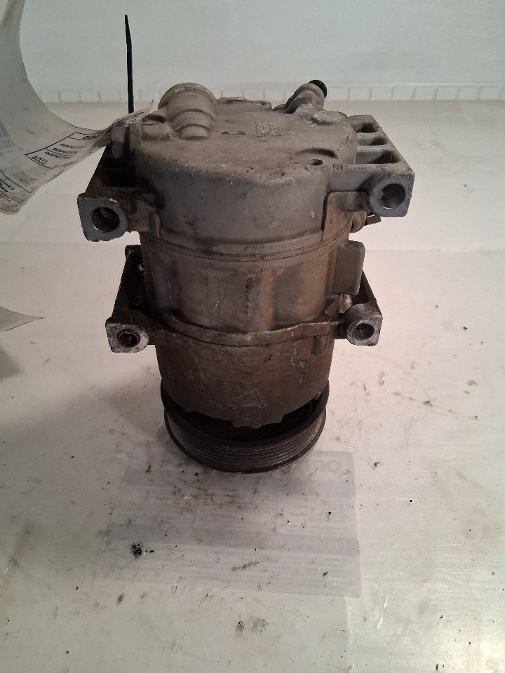 AC Compressor from a 2012 Hyundai Azera, photo 2