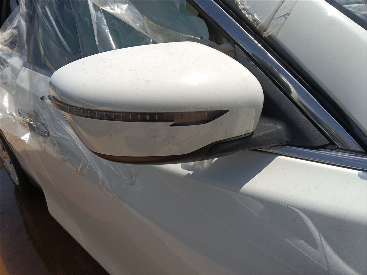 Side View Mirror from a 2017 Nissan Rogue, right side, photo 1