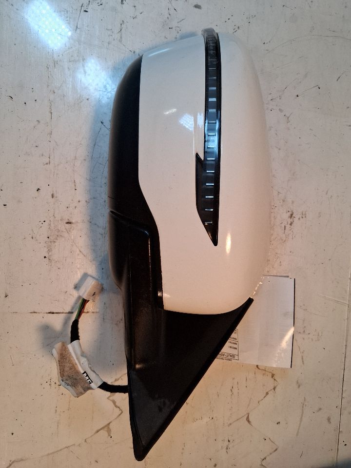 Side View Mirror from a 2017 Nissan Rogue, right side, photo 3