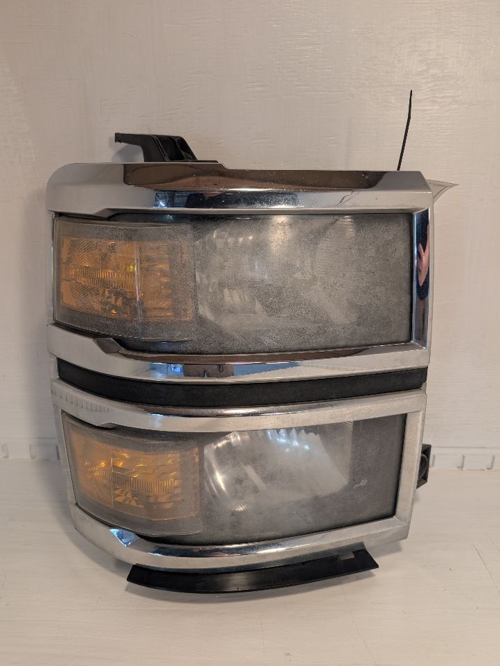 Headlight Assembly from a 2014 Chevrolet Silverado 1500, right side, photo 2