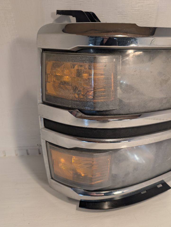 Headlight Assembly from a 2014 Chevrolet Silverado 1500, right side, photo 3