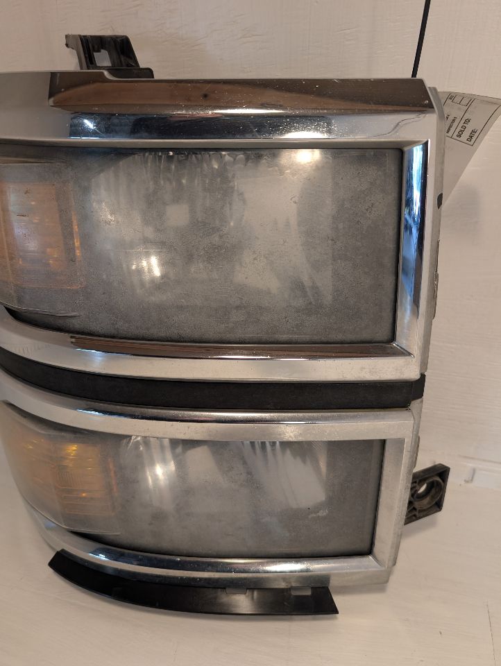 Headlight Assembly from a 2014 Chevrolet Silverado 1500, right side, photo 4