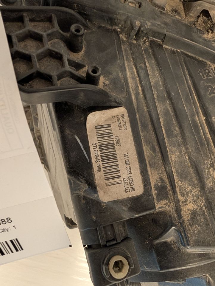 Headlight Assembly from a 2014 Chevrolet Silverado 1500, right side, photo 8