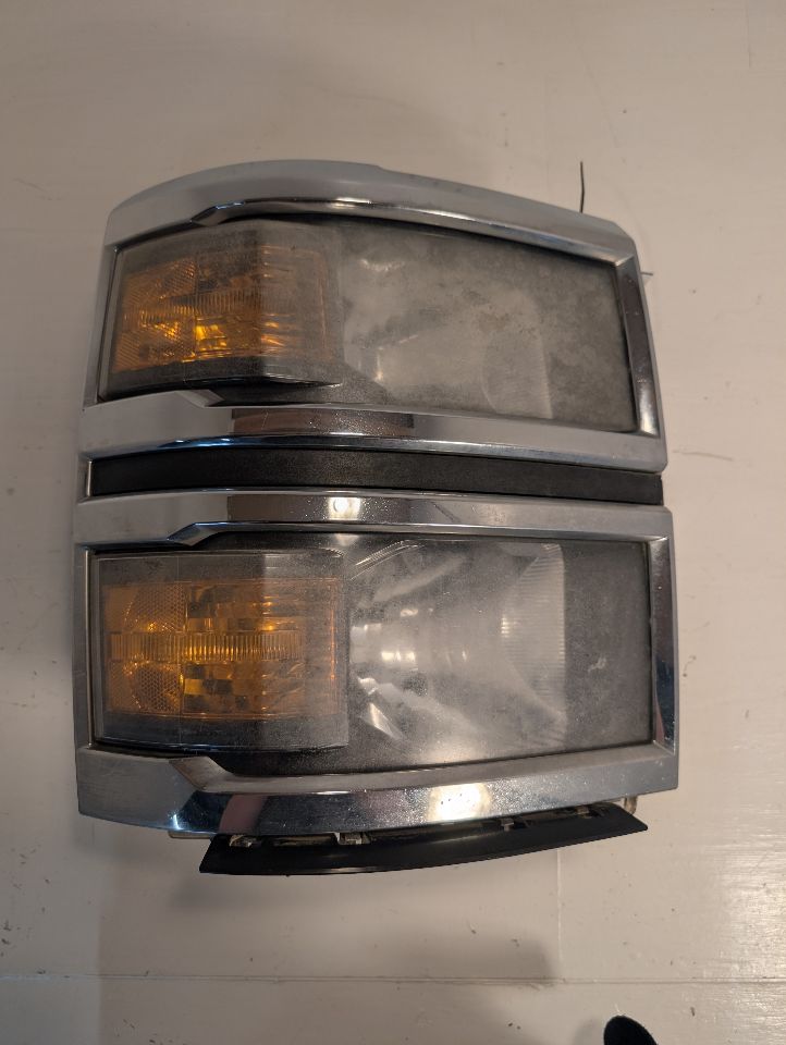 Headlight Assembly from a 2014 Chevrolet Silverado 1500, right side, photo 9