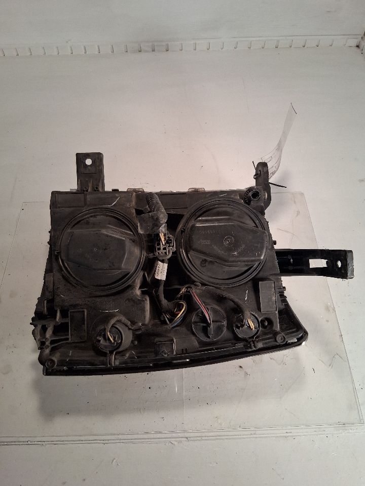 Headlight Assembly from a 2014 Chevrolet Silverado 1500, right side, photo 11