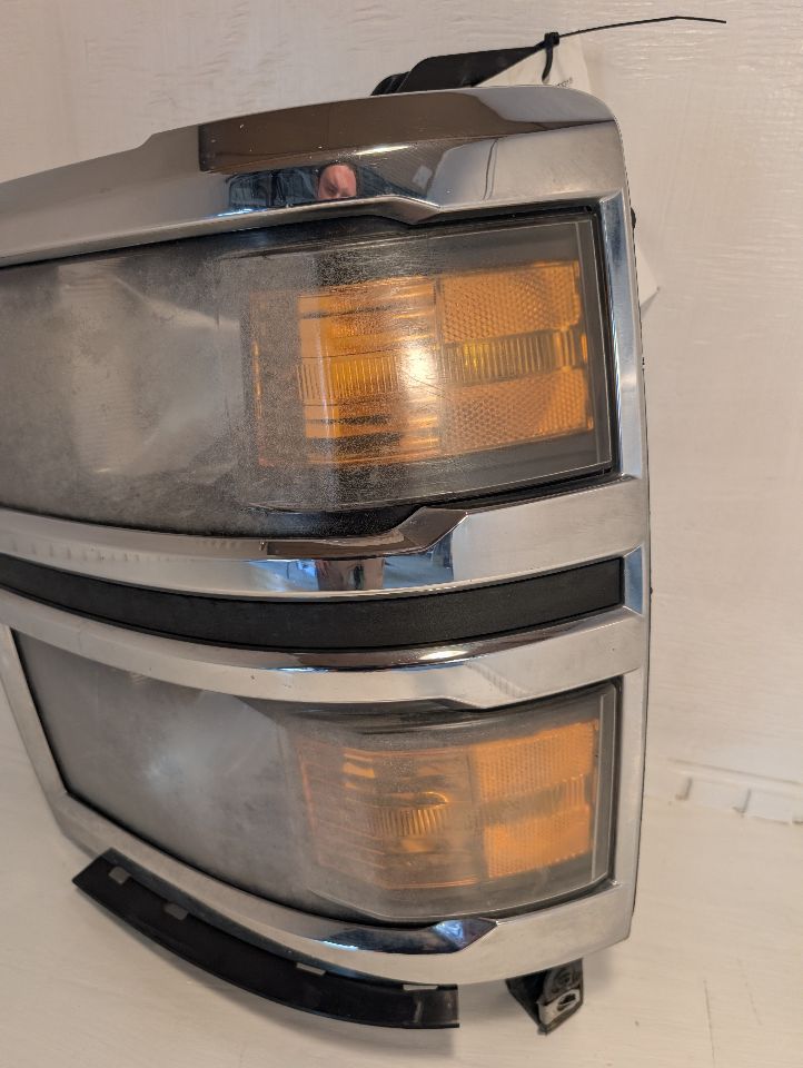 Headlight Assembly from a 2014 Chevrolet Silverado 1500, left side, photo 4