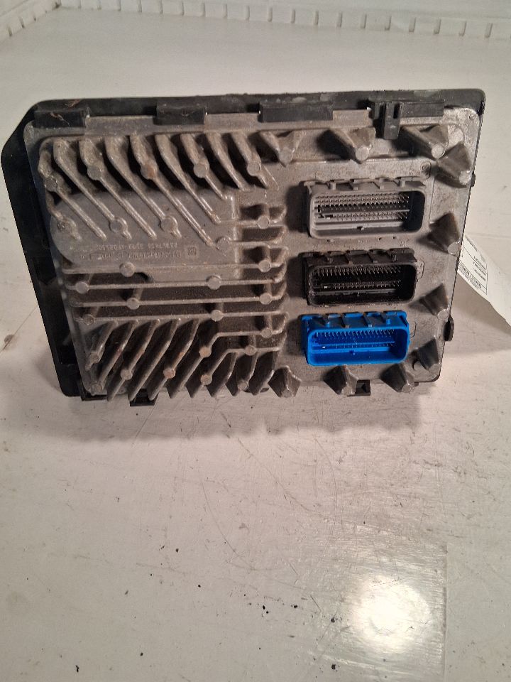 Engine Control Module (ECM/PCM) from a 2014 Chevrolet Silverado 1500, photo 2