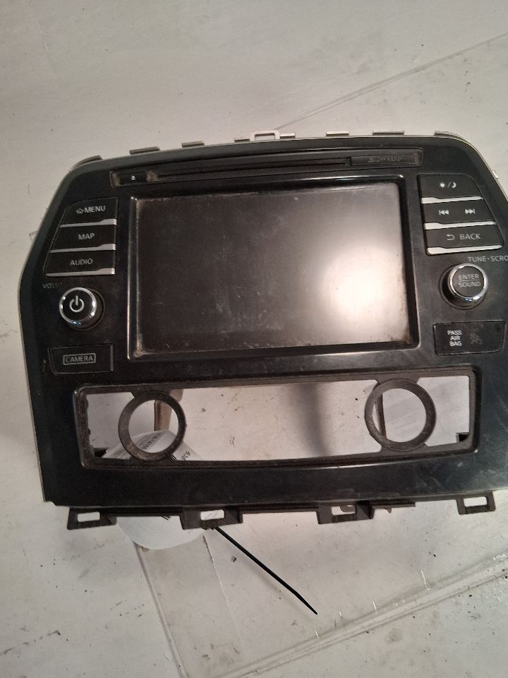 Radio Receiver from a 2017 Nissan Maxima, photo 1