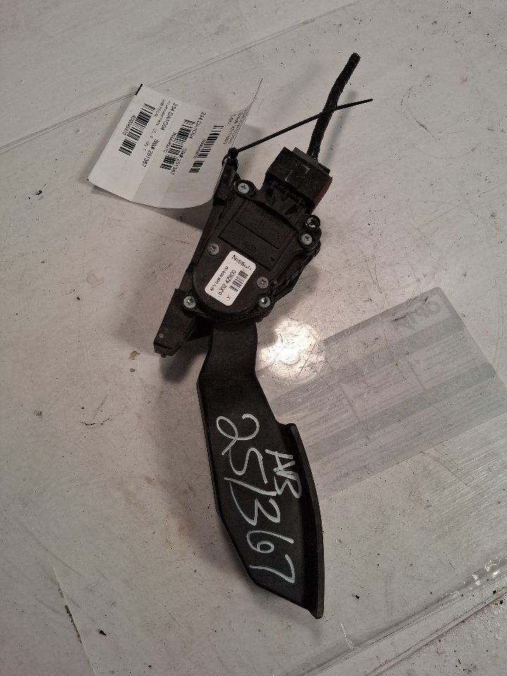 Accelerator Part from a 2004 Nissan Maxima, photo 1
