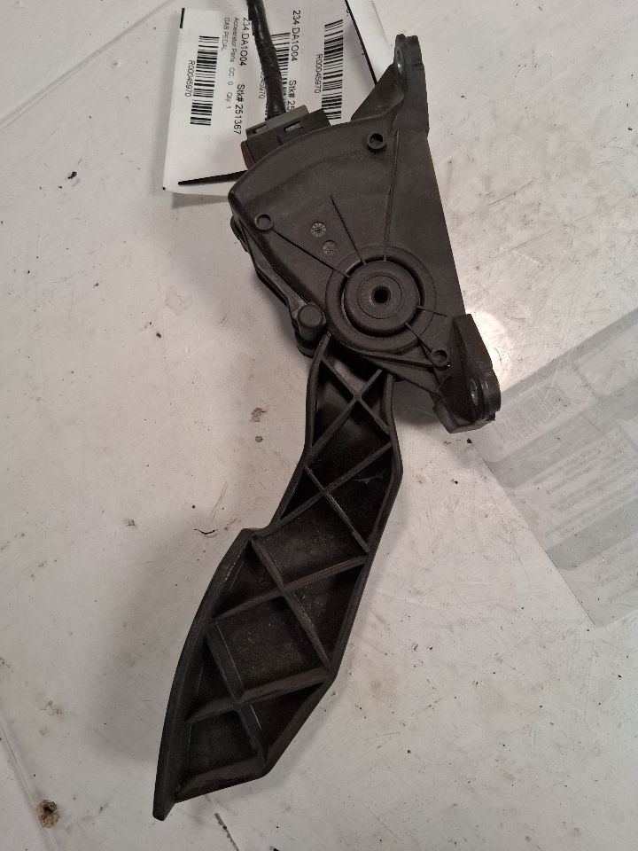 Accelerator Part from a 2004 Nissan Maxima, photo 3