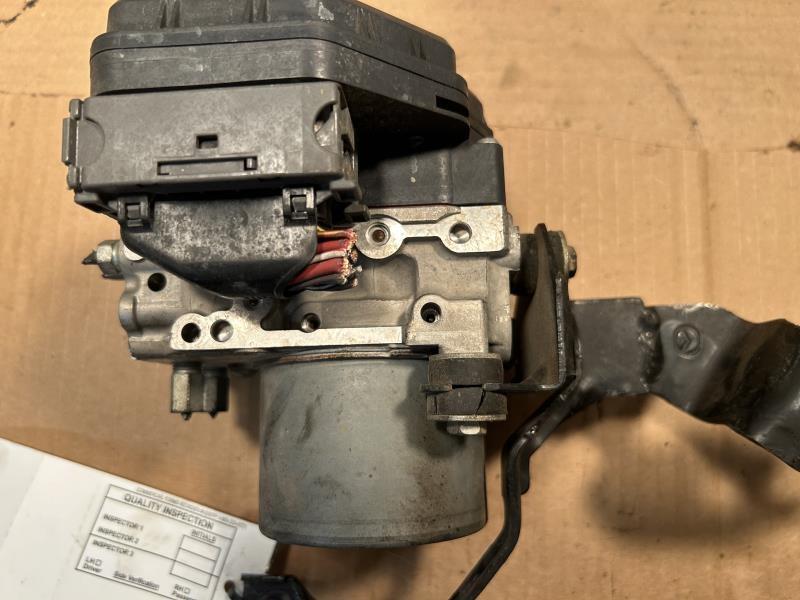 ABS Pump Module from a 2013 Mazda 6, photo 3