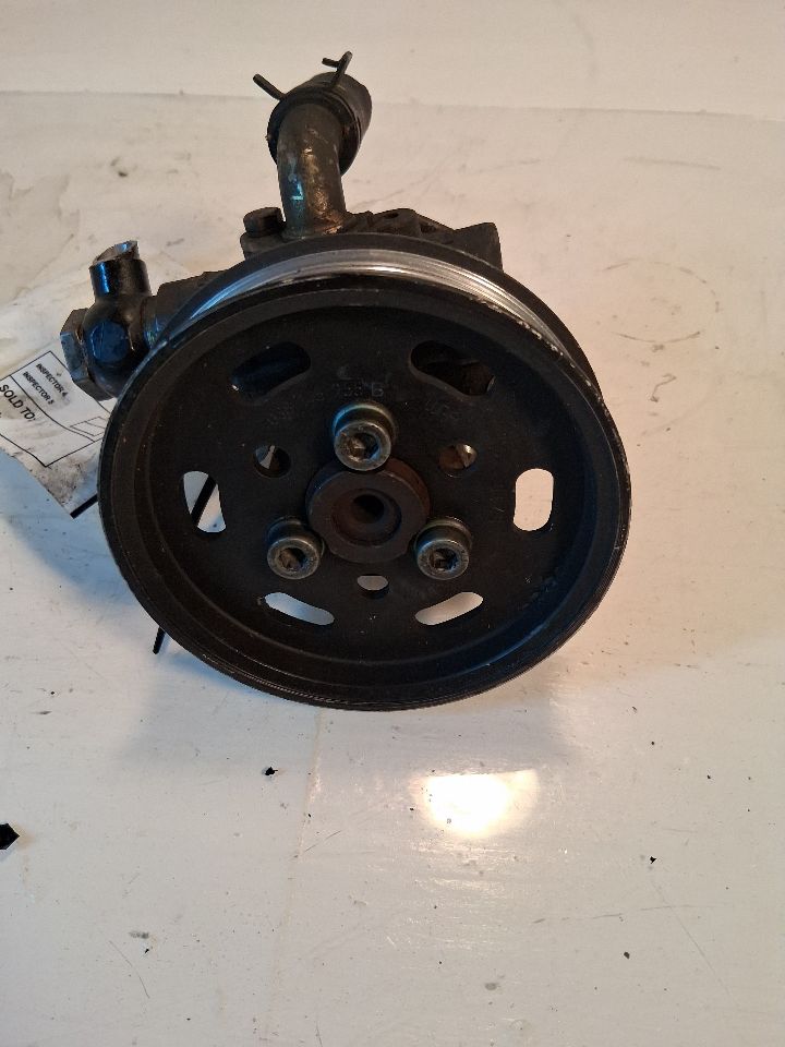 Power Steering Pump from a 2001 Volkswagen Jetta, photo 1