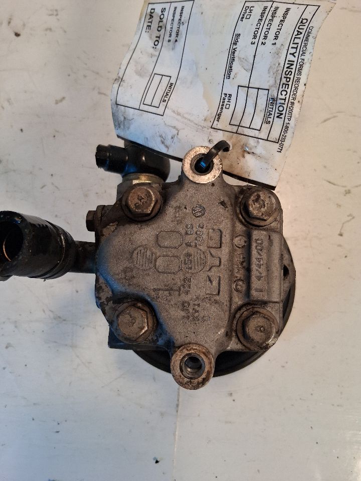 Power Steering Pump from a 2001 Volkswagen Jetta, photo 2