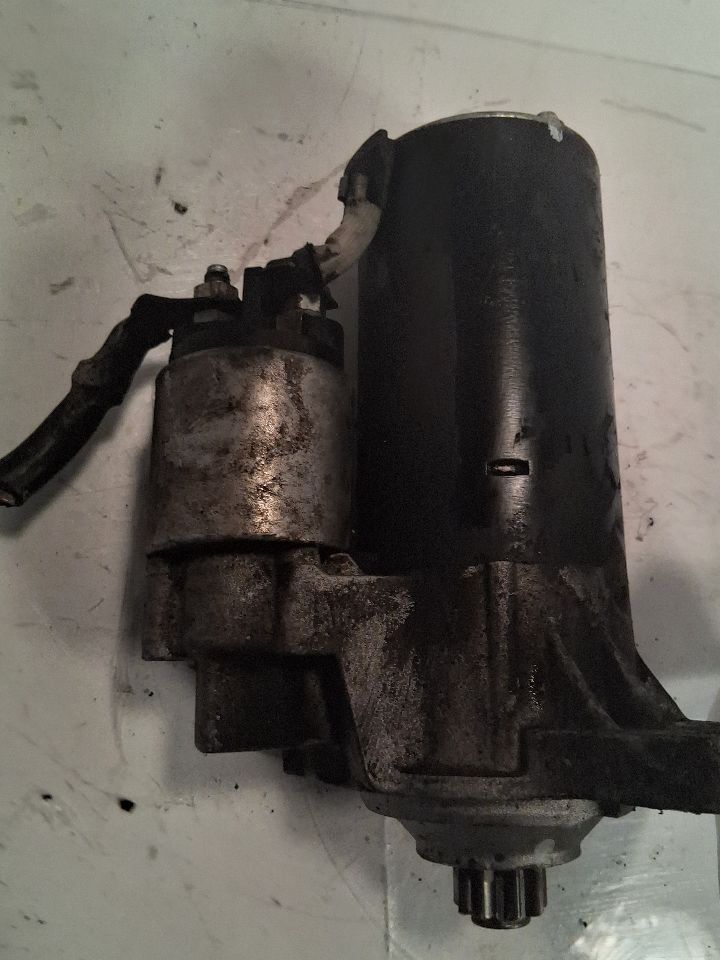 Starter Motor from a 2001 Volkswagen Jetta, photo 1