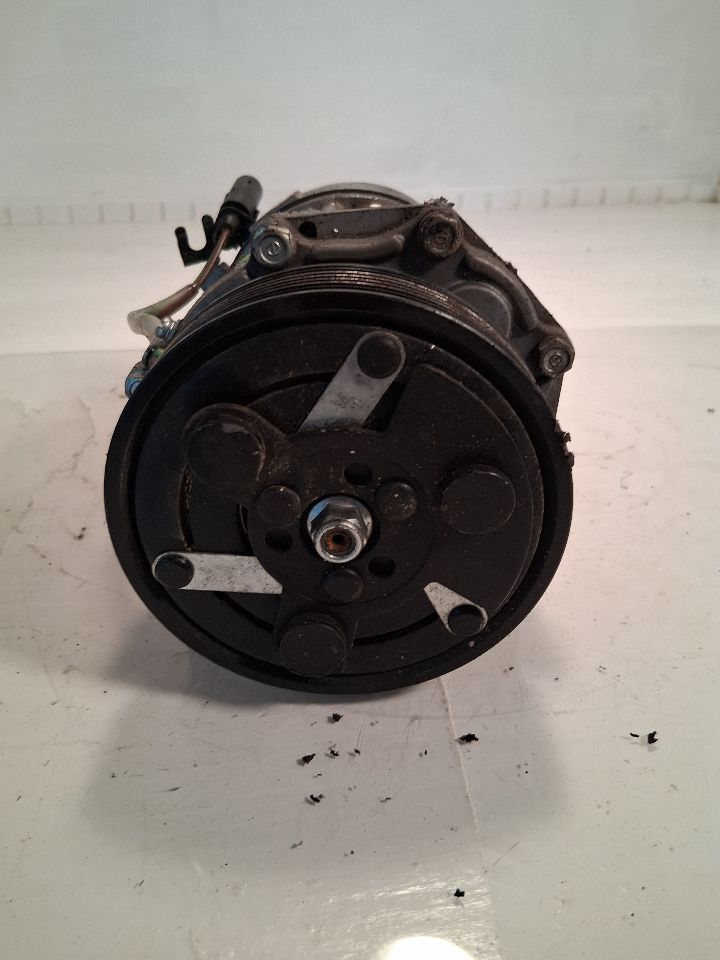 AC Compressor from a 2001 Volkswagen Jetta, photo 1