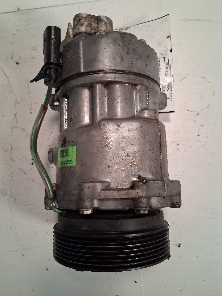 AC Compressor from a 2001 Volkswagen Jetta, photo 2