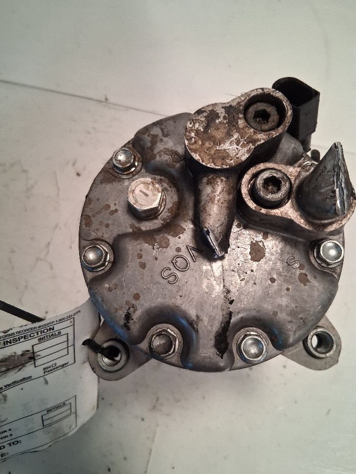 AC Compressor from a 2001 Volkswagen Jetta, photo 3