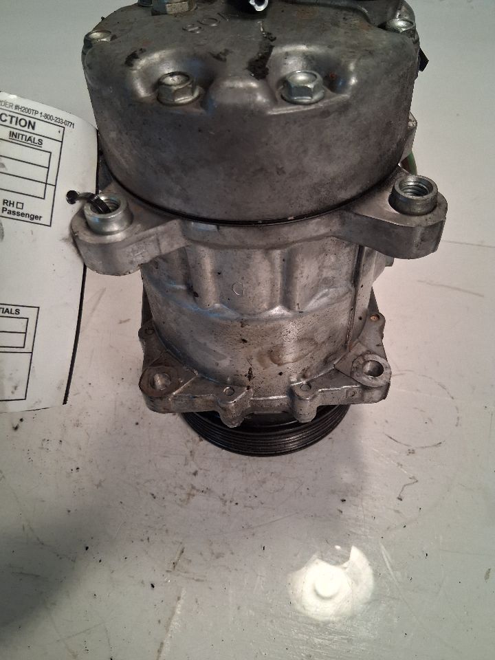 AC Compressor from a 2001 Volkswagen Jetta, photo 4