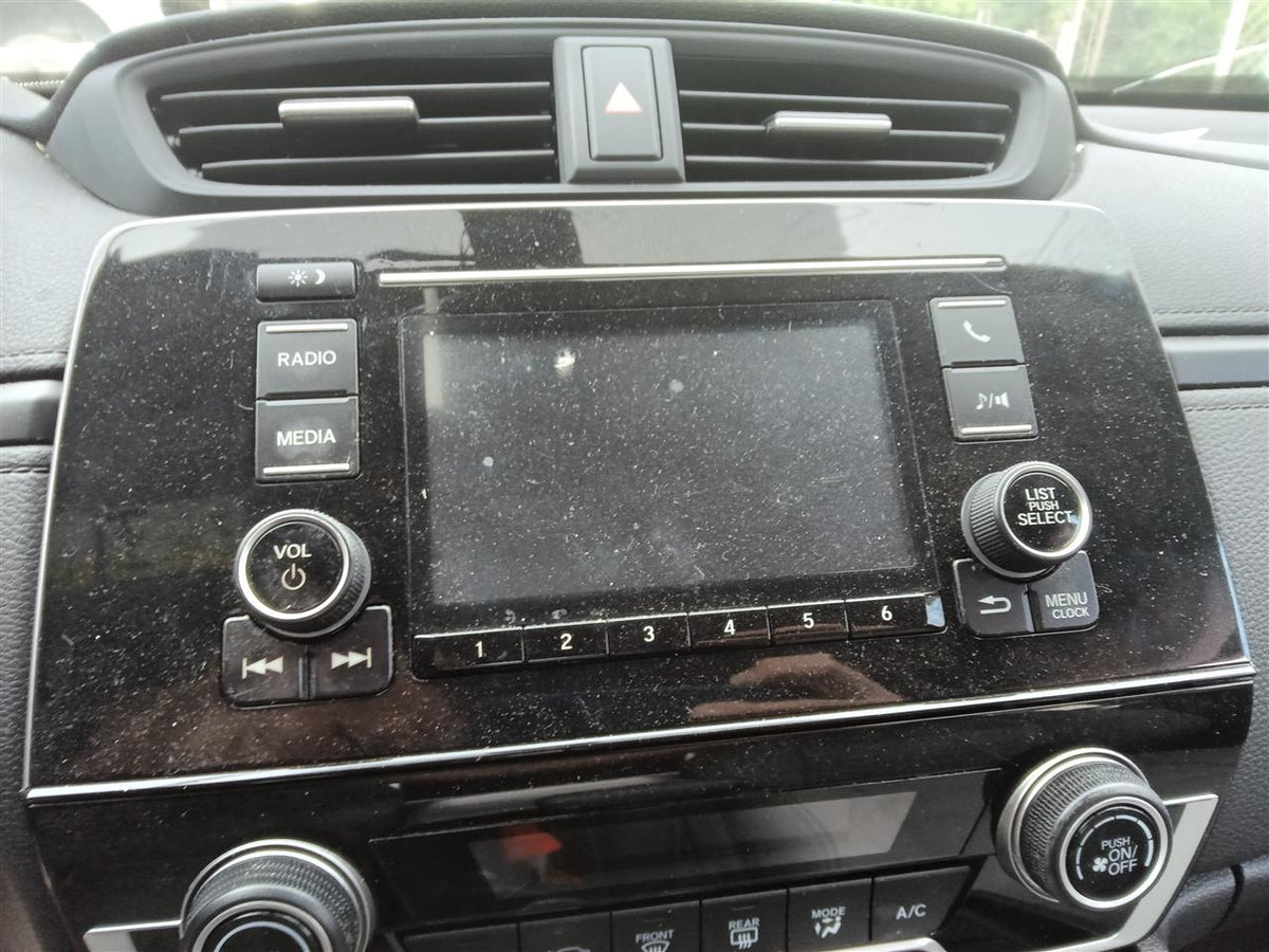 Radio Display Screen from a 2017 Honda CR-V, photo 1