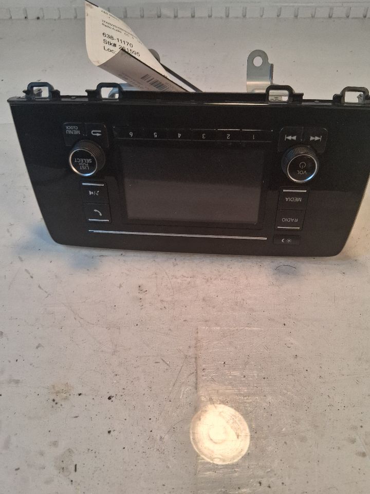 Radio Display Screen from a 2017 Honda CR-V, photo 2