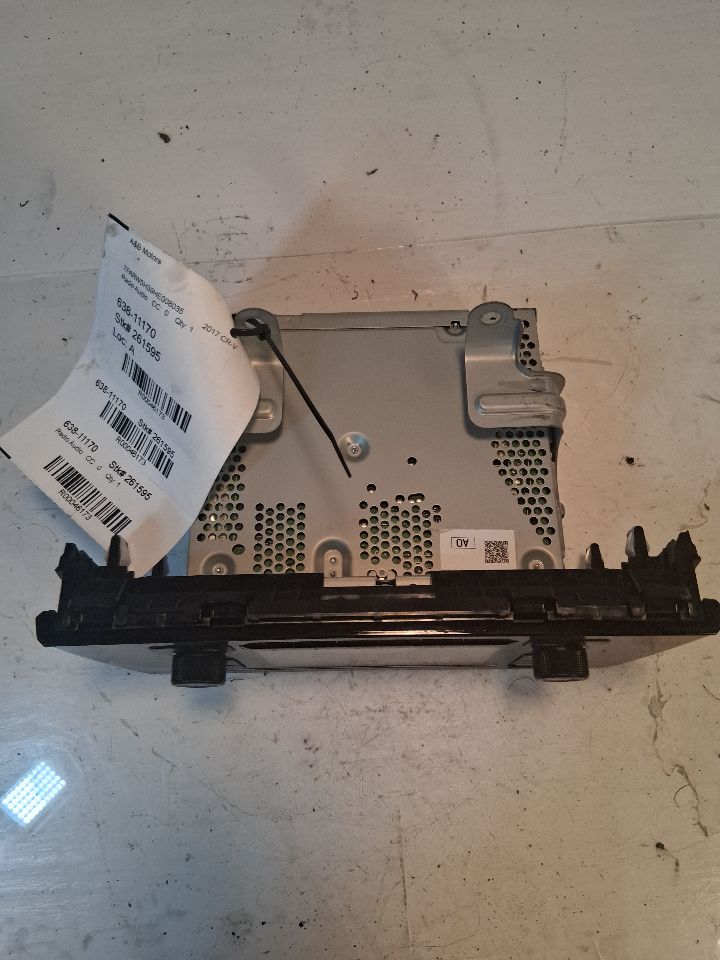 Radio Display Screen from a 2017 Honda CR-V, photo 3