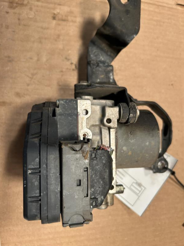 ABS Pump Module from a 2010 Mazda 6, photo 2