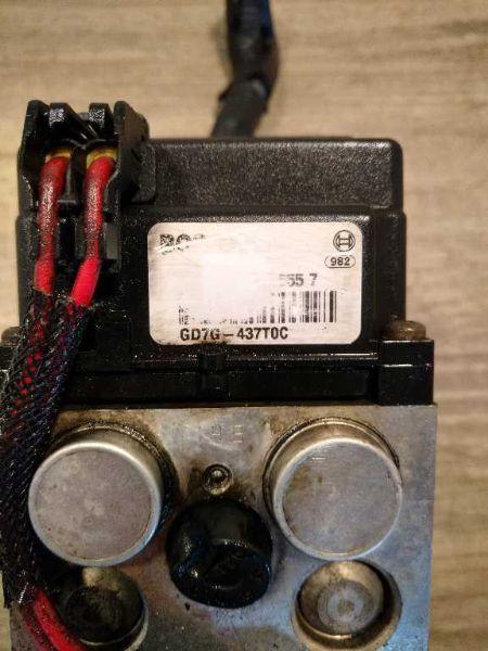 ABS Pump Module from a 2000 Mazda 626, photo 3