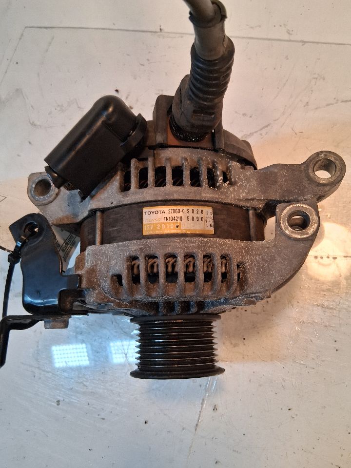 Alternator from a 2010 Toyota Tundra, photo 2