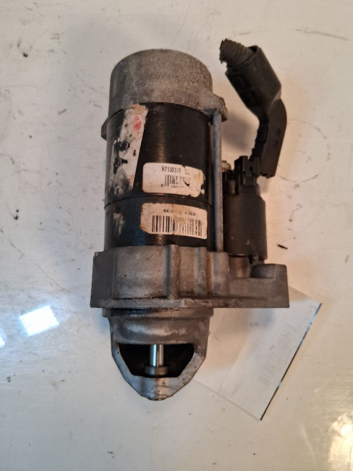 Starter Motor from a 2010 Toyota Tundra, photo 2